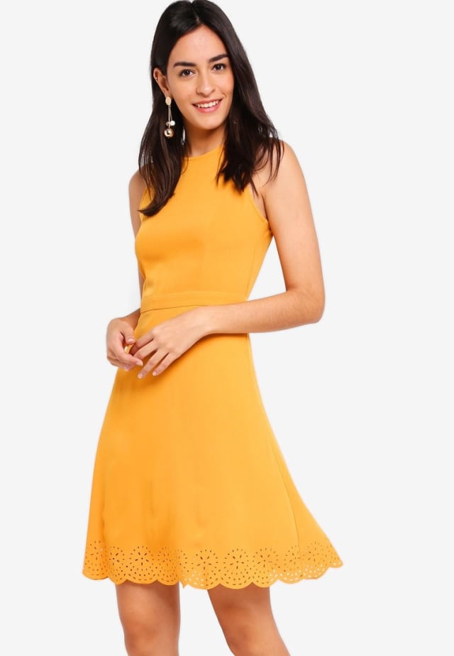 5 Rekomendasi Dress Warna Kuning untuk Tampil Stylish Ala Meghan Markle (3)