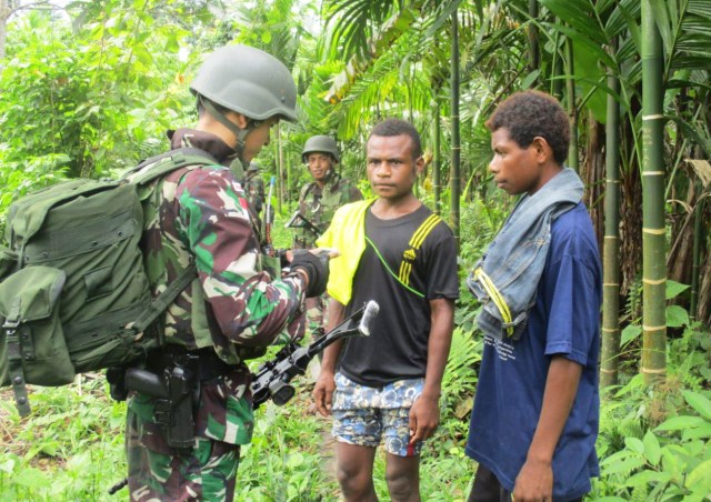 Satgas Perbatasan RI-PNG Tangkap Empat Pelintas Batas Ilegal