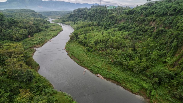 Lansekap Sungai Citarum di kawasan Rajamandala, Kabupaten Bandung Barat, Jawa Barat. Foto: Antara/Raisan Al Farisi