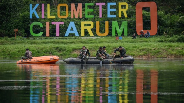 Anggota TNI mengambil sampah saat melakukan patroli bersih di Kawasan Hulu Sungai Citarum, Situ Cisanti, Kabupaten Bandung, Jawa Barat. Foto: Antara/Raisan Al Farisi