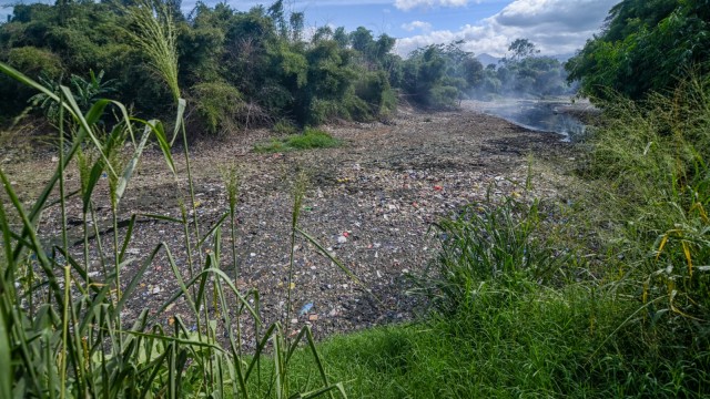 Kondisi sampah yang menumpuk di Sungai Citarum Lama, Margaasih, Kabupaten Bandung, Jawa Barat. (Foto: Antara/Raisan Al Farisi)