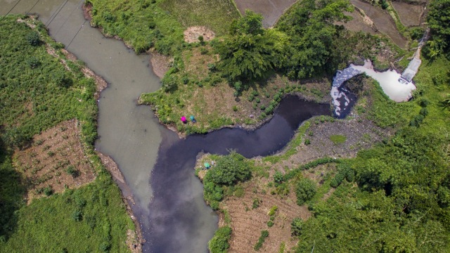 Foto udara limbah industri di Sungai Cihaur yang bermuara ke Sungai Citarum di Kecamatan Padalarang, Kabupaten Bandung Barat, Jawa Barat. (Foto: Antara/Raisan Al Farisi)