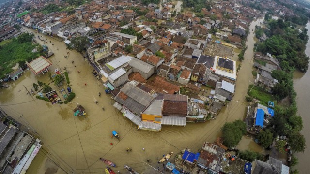Foto udara permukiman terdampak banjir di Dayeuh Kolot, Kabupaten Bandung, Jawa Barat. Foto: Antara/Raisan Al Farisi