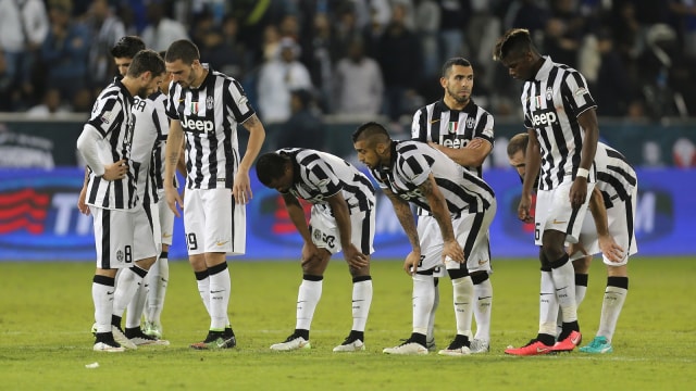 Para pemain Juventus meratapi kekalahan adu penalti dalam laga Piala Super Italia 2014 melawan Napoli. (Foto: Karim Jaafar/AFP)