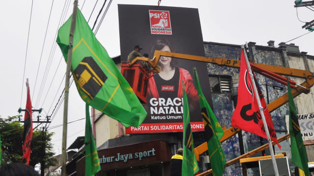 Petugas gabungan mencopot baliho saat penertiban Alat Peraga Kampanye (APK) Pemilu 2019 di kawasan Kota Temanggung, Jawa Tengah, Rabu (16/1/2019). Foto: ANTARA/Anis Efizudin