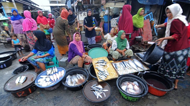 Pedagang ikan dan pembeli bertransaksi di Pasar Tanjung, Sampang, Jawa Timur, Rabu (16/01/2019). Foto: ANTARA/Saiful Bahri