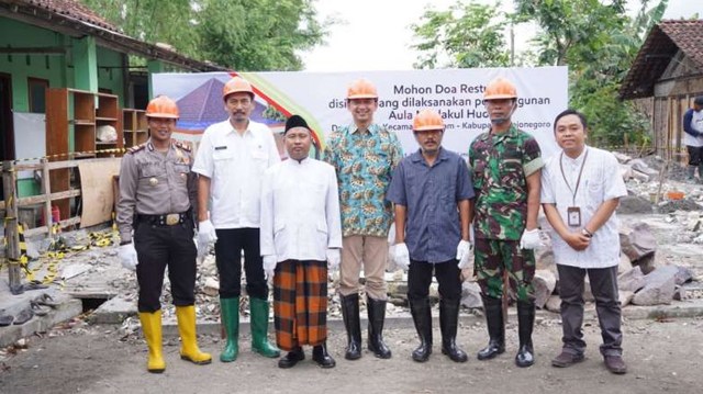 Muspika Gayam bersama perwakilan ExxonMobil Cepu Limited, usai peletakan batu pertama Pembangunan fasilitas pendidikan informal aula “Maslakul Huda” di Desa Beged Kecamatan Gayam Kabupaten Bojonegoro, Rabu (16/01/2019).