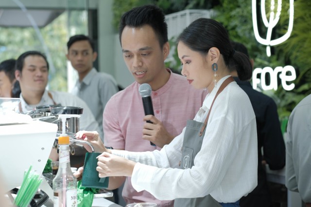 Olivia Lazuardy ikut berkolaborasi dalam meracik menu Rose Latte (Foto: Dok. Fore Coffee)