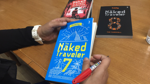 Seri buku perjalanan The Naked Traveler. (Foto: Helinsa Rasputri/kumparan)
