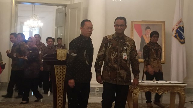 Gubernur DKI Jakarta Anies Baswedan (kanan)  saat penandatanganan kerja sama dengan Kemendikbud untuk peningkatan tenaga kependidikan, Kamis, (17/1/19).  (Foto:  Moh Fajri/kumparan)