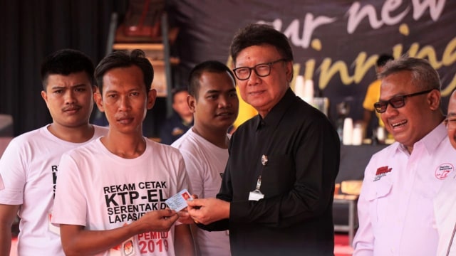 Menteri Dalam Negeri Tjahjo Kumolo menyerahkan e-KTP yang sudah dicetak di Lapas Narkotika Cipinang, Jakarta, Kamis (17/1/2019). (Foto: Nugroho Sejati/kumparan)