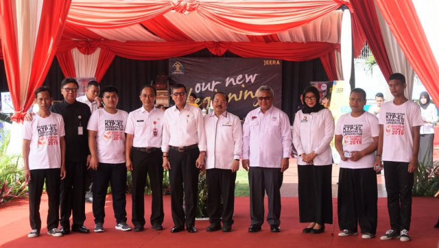Menteri Dalam Negeri Tjahjo Kumolo (dua dari kiri), Menkumham Yasonna Laoly (tengah), dan Ketua KPU Arief Budiman (empat dari kanan) menghadiri perekaman e-KTP di Lapas Narkotika Cipinang, Jakarta, Kamis (17/1/2019). (Foto: Nugroho Sejati/kumparan)