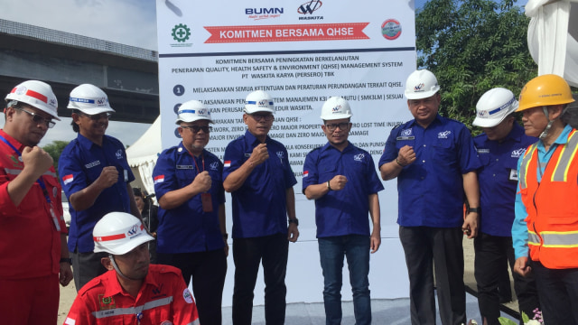 Menteri Tenaga Kerja Hanif Dhakiri (tengah), Direktur Waskita Karya I Gusti Ngurah Putra (keempat kiri) dalam Penyelenggaraan Komitmen K3 Untuk Keselamatan Kerja Oleh PT Waskita Karya (Persero) Tbk. (Foto: Abdul Latif/kumparan)