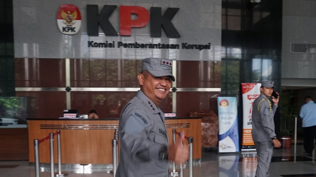 Kepala Badan Keamanan Laut (Bakamla) RI, Laksamana Madya Achmad Taufiqoerrochman tiba di Gedung KPK, Jakarta, Kamis (17/1). (Foto: Fanny Kusumawardhani/kumparan)