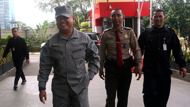 Kepala Badan Keamanan Laut (Bakamla) RI, Laksamana Madya Achmad Taufiqoerrochman (kedua dari kiri) tiba di Gedung KPK, Jakarta, Kamis (17/1). (Foto: Fanny Kusumawardhani/kumparan)