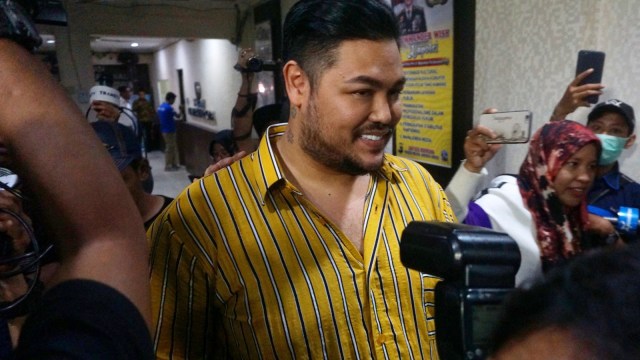 Ivan Gunawan akan jalani tes urine di Polres Jakarta Barat terkait penangkapan asistennya, AJA, Jakarta, Kamis (17/1/2019).
 (Foto: Irfan Adi Saputra/kumparan)