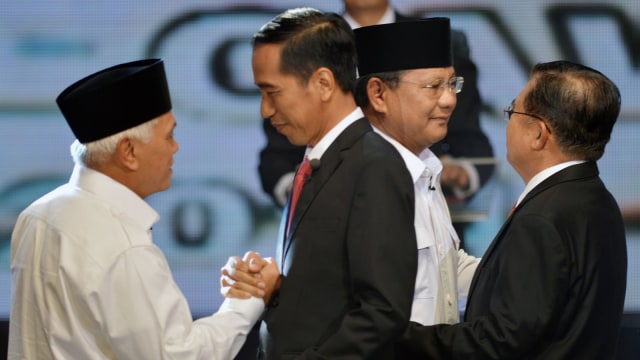 Pasangan Joko Widodo dan Jusuf Kalla berjabat tangan dengan pasangan Prabowo Subianto Hatta Rajasa (9/7/2014). (Foto: AFP/BAY ISMOYO)