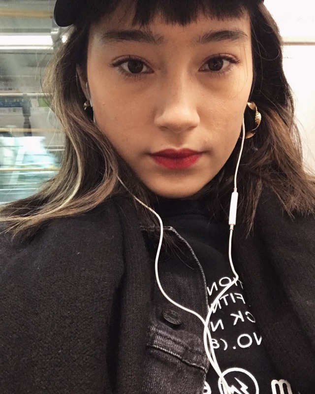 Selfie Tatjana ketika berada di kereta di Jepang. (Foto: Instagram @tatjanasaphira)