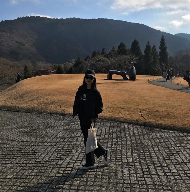 Tatjana mengunjungi Hakone Open-Air Museum. (Foto: Instagram @tatjanasaphira)