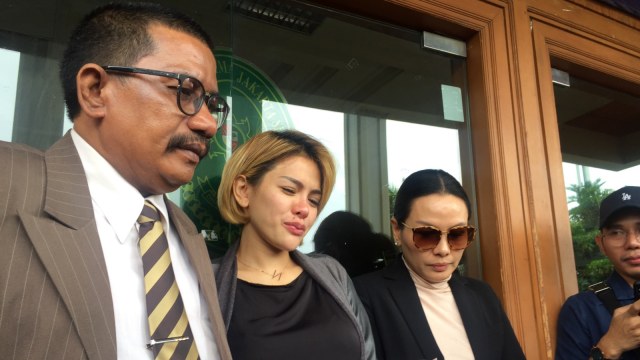 Nikita Mirzani (tengah) di Pengadilan Agama Jakarta Selatan. (Foto: Sarah Yulianti Purnama/kumparan)