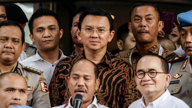 Gubernur Jakarta Basuki Tjahaja Purnama (tengah) saat di kantor polisi Jakarta (7/11/2016). (Foto: AFP/Wawan Kurniawan)