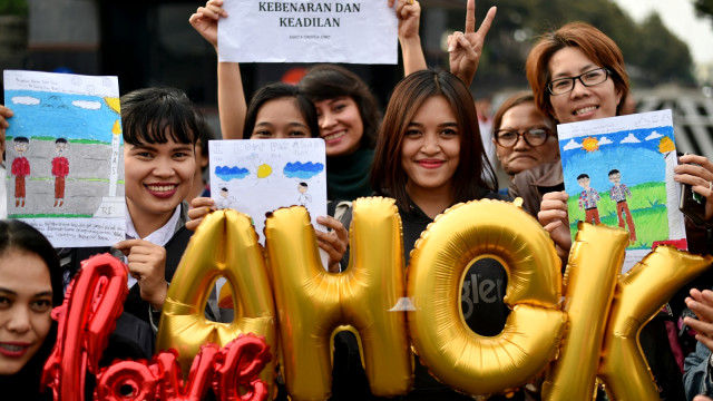 Pendukung Ahok memberi dukungan di luar penjara Mako Brimob, Depok (10/5/2017). (Foto: AFP/BAY ISMOYO)