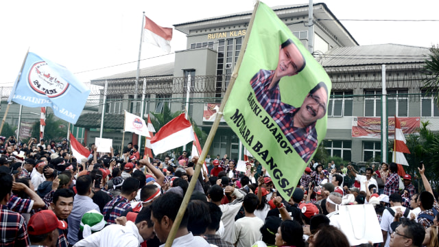 Pendukung Basuki Tjahaja Purnama memberikan dukungan di luar LP Cipinang Jakarta, (9/5/2017). (Foto: AFP/GOH CHAI HIN)