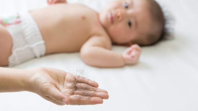 Konon, rambut ibu menyusui akan rontok bila bayi suka main ludah. Foto: Shutterstock