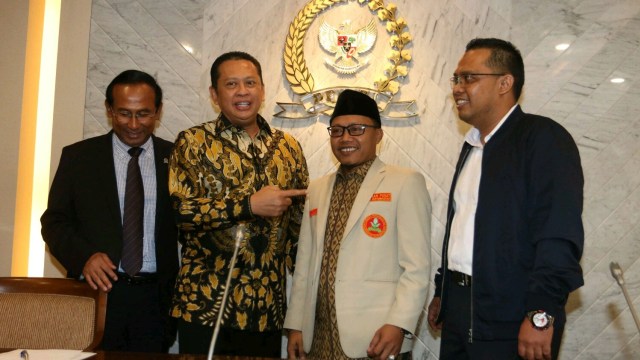 Ketua DPR RI Bambang Soesatyo (kedua kiri) menerima kunjungan Ketua Pemuda Muhammadiyah Sunanto (kedua kanan)di ruang pimpinan,Kompleks Parlemen DPR RI, Senayan, Kamis (17/1) (Foto: Helmi Afandi Abdullah/kumparan)