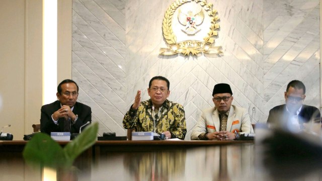 Ketua DPR RI Bambang Soesatyo (kedua kiri) menerima kunjungan Ketua Pemuda Muhammadiyah Sunanto (kedua kanan)di ruang pimpinan,Kompleks Parlemen DPR RI, Senayan, Kamis (17/1) (Foto: Helmi Afandi Abdullah/kumparan)