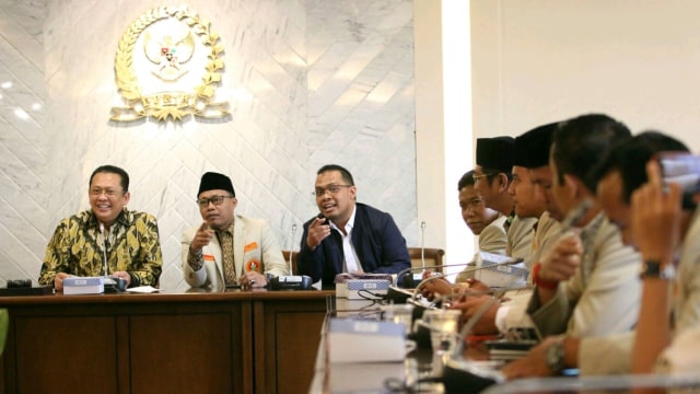Ketua DPR RI Bambang Soesatyo (kiri) menerima kunjungan Ketua Pemuda Muhammadiyah Sunanto (kedua kanan)di ruang pimpinan,Kompleks Parlemen DPR RI, Senayan, Kamis (17/1) (Foto: Helmi Afandi Abdullah/kumparan)