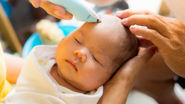Banyak yang percaya, rambut bayi harus dicukur habis atau dibotakin (Foto: Shutterstock)