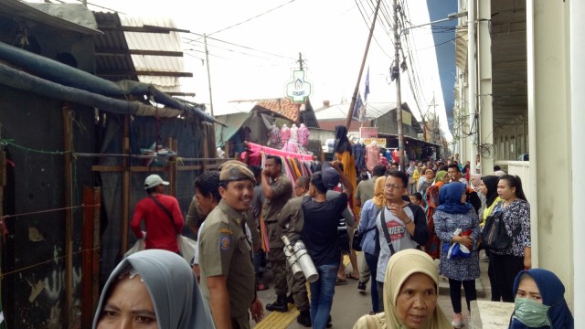 Satpol PP menertibkan pedagang yang berjualan di Jalan Jati Baru Tanah Abang. (Foto: Maulana Ramadhan/kumparan)