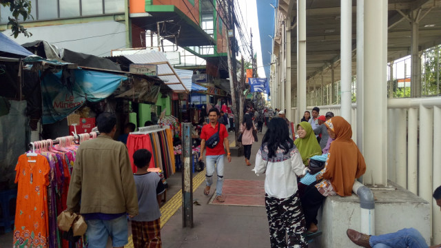 Pedagang berjualan di trotoar Tanah Abang. (Foto: Maulana Ramadhan/kumparan)
