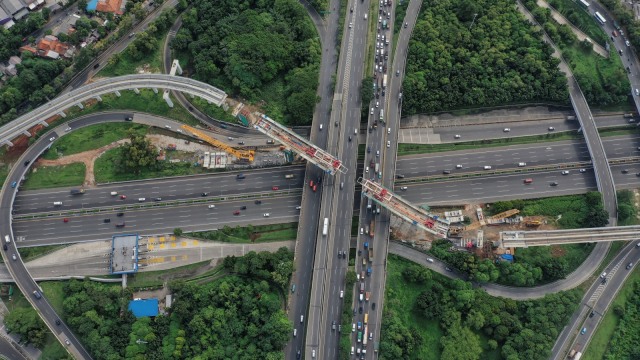 Foto udara pemasangan U Shaped Girder pada proyek pembangunan kereta api ringan (LRT) Jabodebek rute Cawang - Cibubur di simpang susun Pasar Rebo, Jakarta, Kamis (17/1/2019). (Foto: ANTARA FOTO/Hafidz Mubarak A)