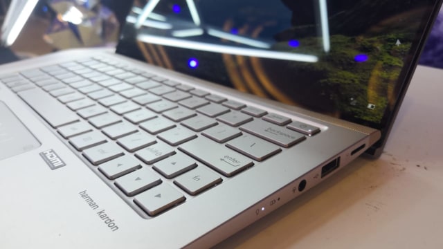 USB dan jack audio di sisi kanan Asus ZenBook 13. (Foto: Bianda Ludwianto/kumparan)