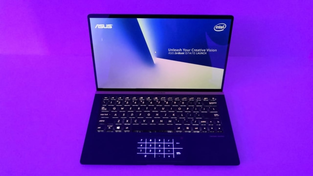 Asus ZenBook 13. (Foto: Bianda Ludwianto/kumparan)