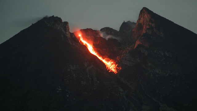 Guguran lava pijar Gunung Merapi terlihat dari Bukit Klangon, Cangkringan, Sleman, DI Yogyakarta, Selasa (15/1/2019) dini hari.  (Foto: ANTARA FOTO/Hendra Nurdiyansyah)