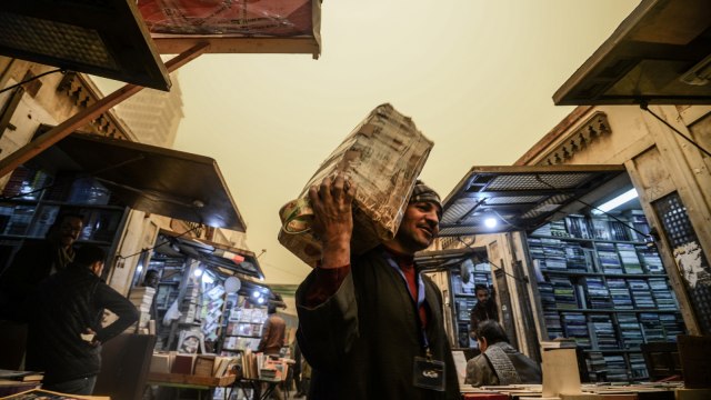 Pasar buku tua al-Azbakeya di pusat Kota Kairo, Mesir. (Foto: AFP/Mohamed El-Shahed)