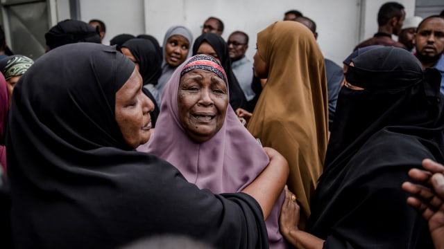 Isak tangis kerabat korban ledakan bom dan baku tembak komplek perkantoran dan hotel di Nairobi, (16/1/19).  (Foto: AFP/Luis TATO)