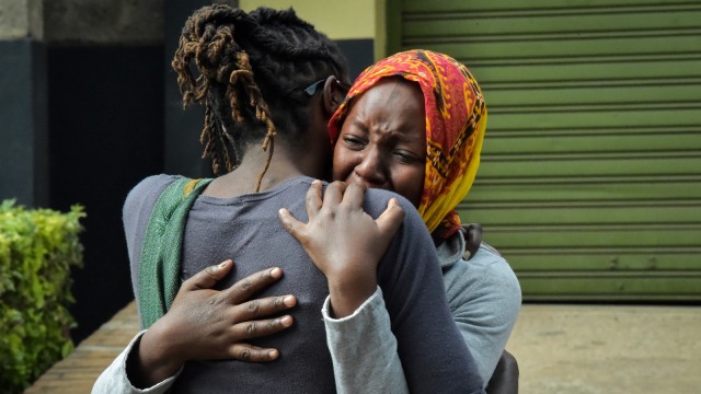 Isak tangis kerabat korban ledakan bom dan baku tembak komplek perkantoran dan hotel di Nairobi, (16/1/19).  (Foto: AFP/Luis TATO)