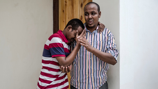 Isak tangis kerabat korban ledakan bom dan baku tembak komplek perkantoran dan hotel di Nairobi, (16/1/19).  (Foto: AFP/Luis TATO)