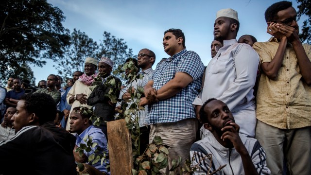 Sejumlah orang berdoa di pemakaman  korban ledakan bom dan baku tembak komplek perkantoran dan hotel di Nairobi,(16/1/19).  (Foto: AFP/Luis TATO)