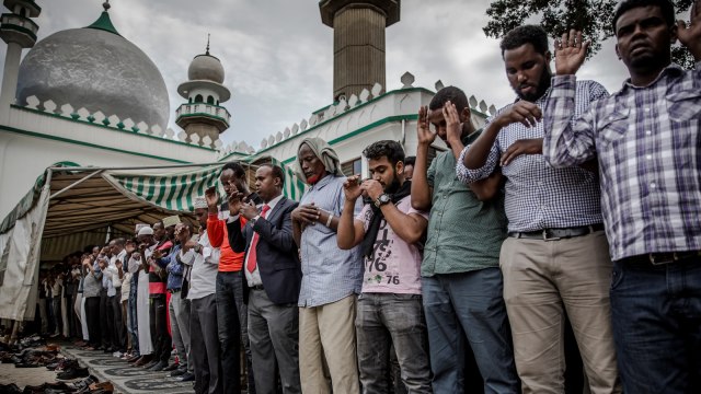 Sejumlah orang melaksanakan sholat jenazah korban ledakan bom dan baku tembak komplek perkantoran dan hotel di Nairobi, (16/1/19).   (Foto: AFP/Luis TATO)