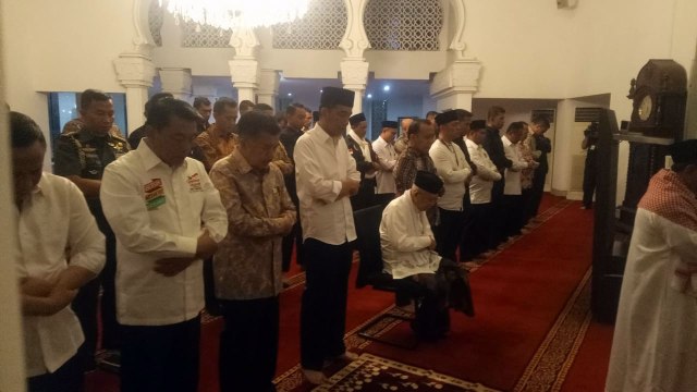 Jokowi, Jusuf Kalla, Ma'ruf Amin salat Maghrib di Mesjid Baiturrahim. (Foto: Rian/kumparan)