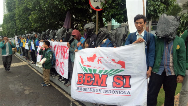 BEM SI gelar aksi unjuk rasa di depan arena debat di Hotel Bidakara. (Foto: Maulana Ramadhan/kumparan)