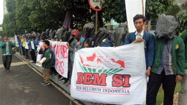 BEM SI gelar aksi unjuk rasa di depan arena debat di Hotel Bidakara