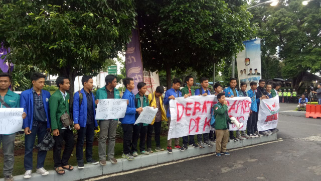 BEM SI gelar aksi unjuk rasa di depan arena debat di Hotel Bidakara. (Foto: Maulana Ramadhan/kumparan)