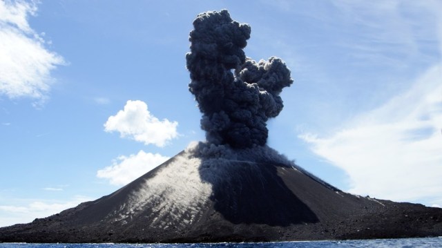Gunung Anak Krakatau tahun 2009. (Foto: S. Hendra via Flickr.)