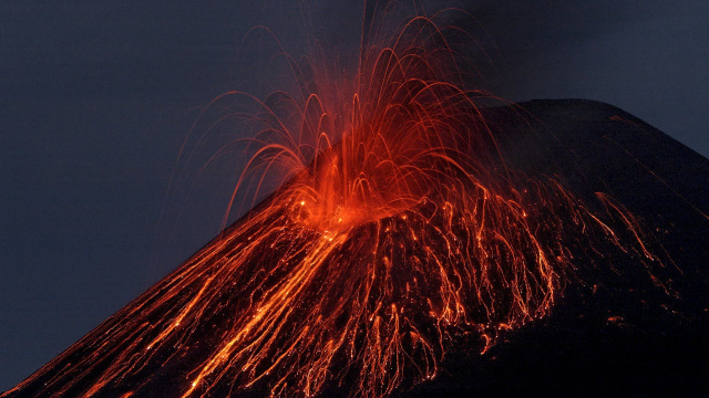 Gunung Anak Krakatau tahun 2009. (Foto: Tom Bartsch via Flickr.)